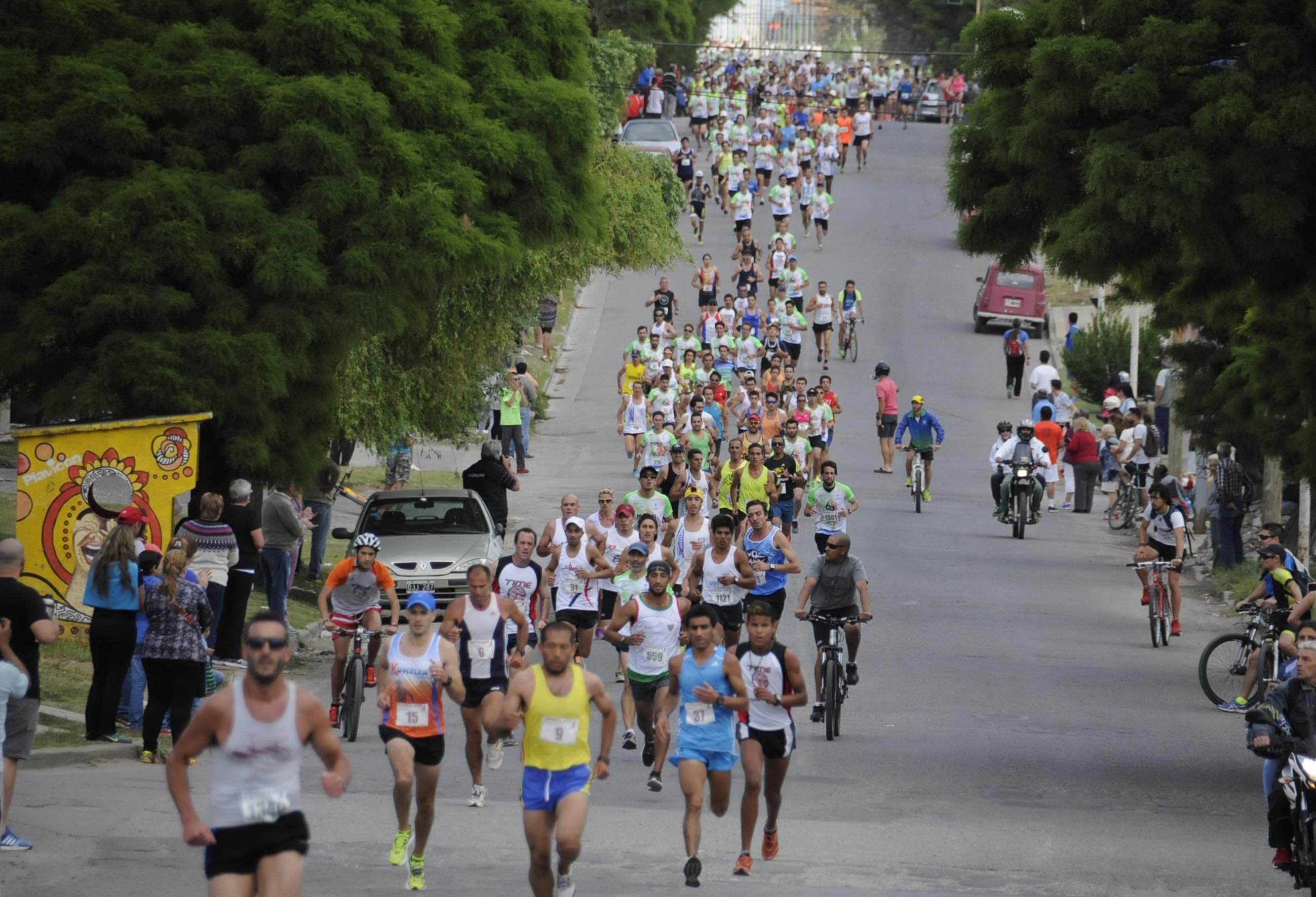 El pelotón en Avenida Lunghi. Foto: Diario El Eco.